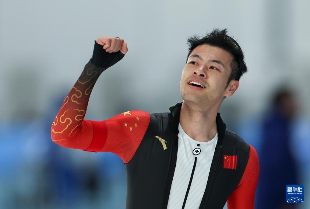 2月8日，寧忠?guī)r慶祝奪冠。新華社記者 王楷焱 攝