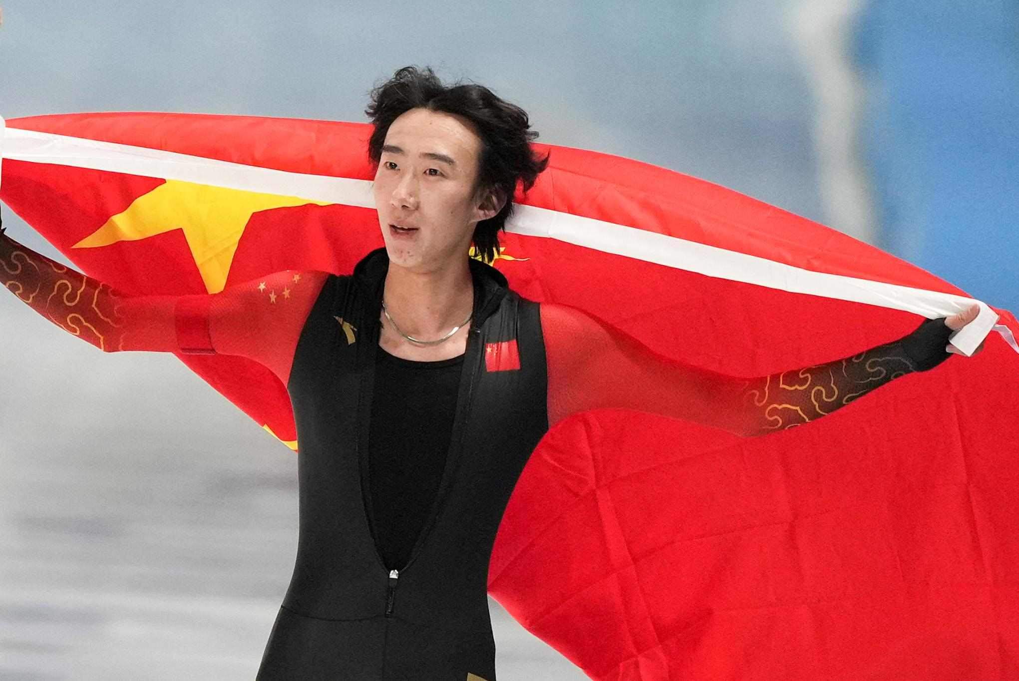 2月9日，吳宇慶祝奪冠。新華社記者 李一博 攝