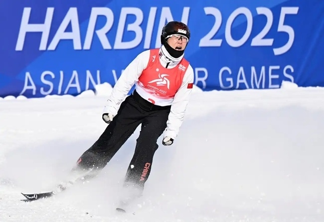 2月9日，徐夢桃在完成動作后慶祝。新華社記者 夏一方攝
