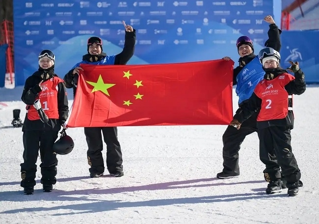 2月10日，中國隊選手張小楠、楊文龍、姜鑫杰與熊詩芮（從左至右）在比賽后慶祝。新華社記者 楊青攝