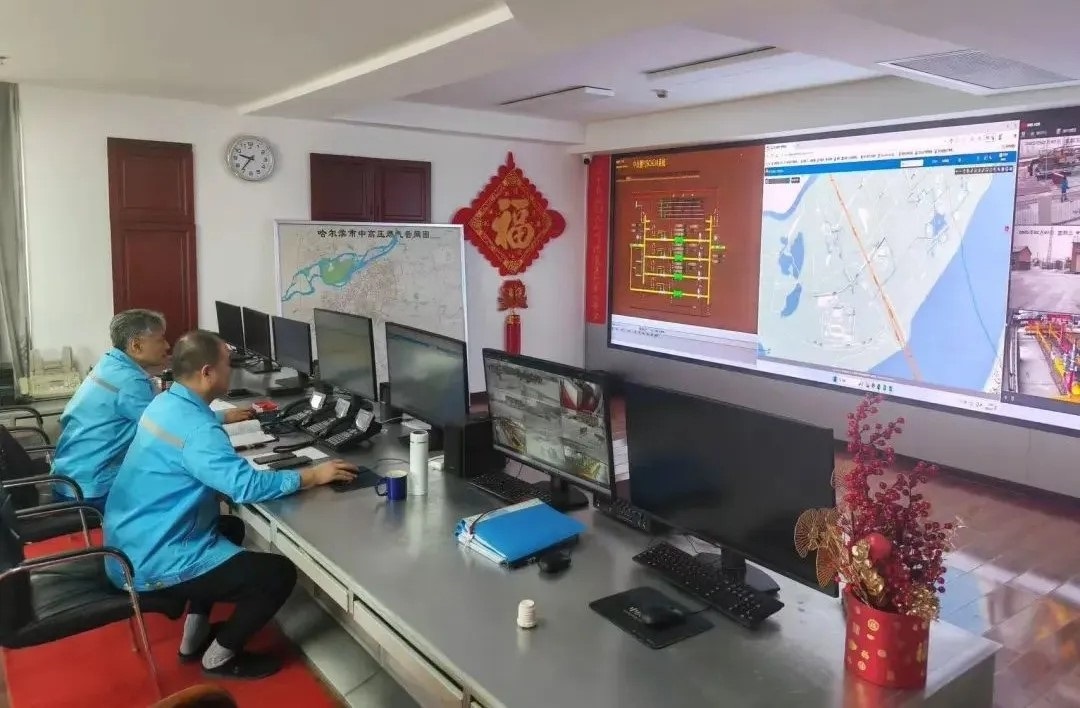 工作人員在燃?xì)庹{(diào)度中心值守。受訪者供圖