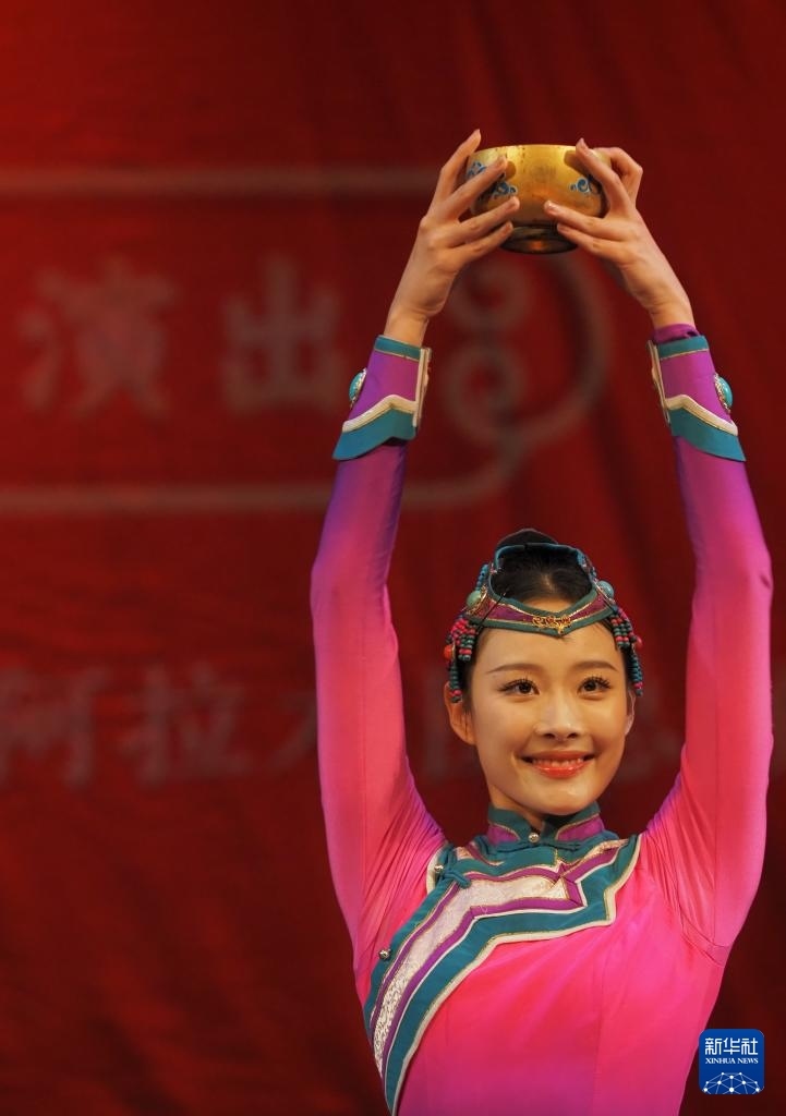 2月11日，在哈薩克斯坦阿拉木圖的阿拜國家歌劇和芭蕾舞劇院，中國演員表演舞蹈。新華社記者 趙宇 攝