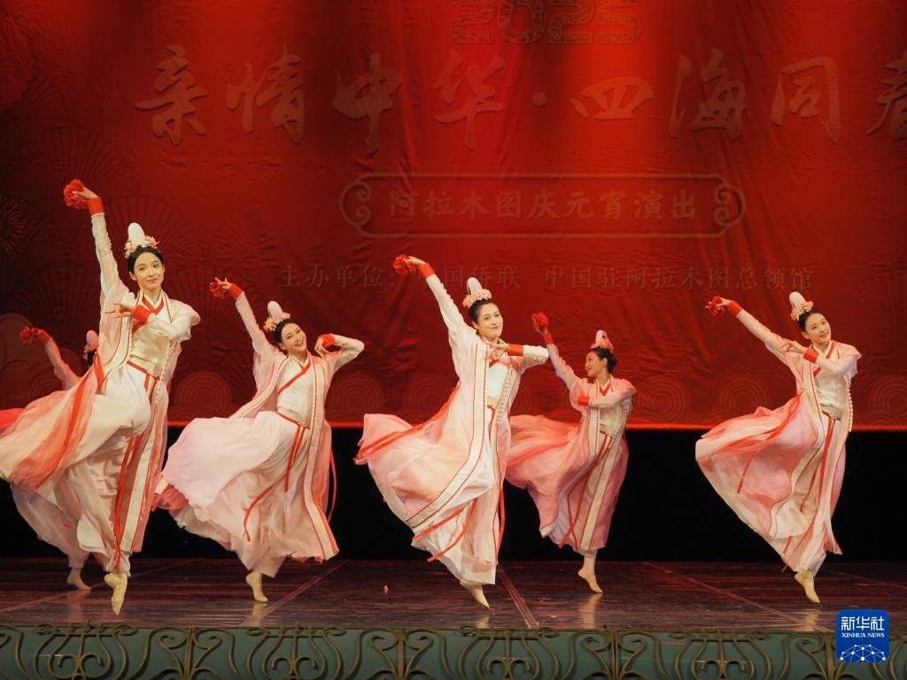 2月11日，在哈薩克斯坦阿拉木圖的阿拜國家歌劇和芭蕾舞劇院，中國演員表演舞蹈《元日霓裳》。新華社記者 趙宇 攝