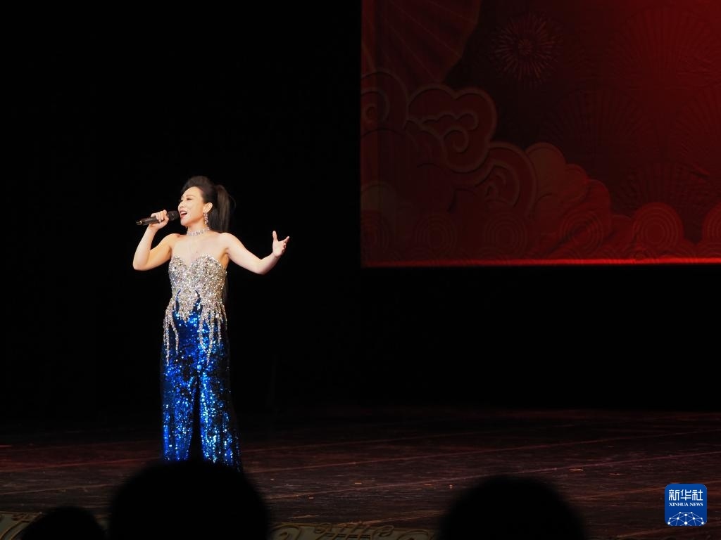 2月11日，歌手在哈薩克斯坦阿拉木圖的阿拜國家歌劇和芭蕾舞劇院演唱歌曲。新華社記者 趙宇 攝