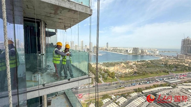 工人正在高層作業(yè)。人民網(wǎng)塔里克·易卜拉欣攝