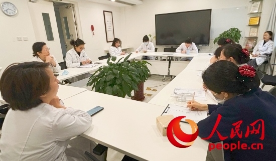 交班會(huì)上，海淀醫(yī)院安寧療護(hù)團(tuán)隊(duì)討論患者和家屬需求。人民網(wǎng)記者 金慧慧攝