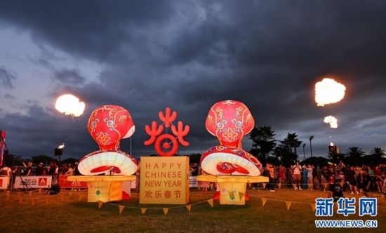 圖為游客在2025年奧克蘭元宵燈節(jié)游覽。（圖片由奧克蘭中國文化中心提供）