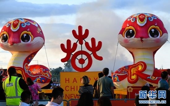 圖為游客在2025年奧克蘭元宵燈節(jié)游覽。（圖片由奧克蘭中國文化中心提供）