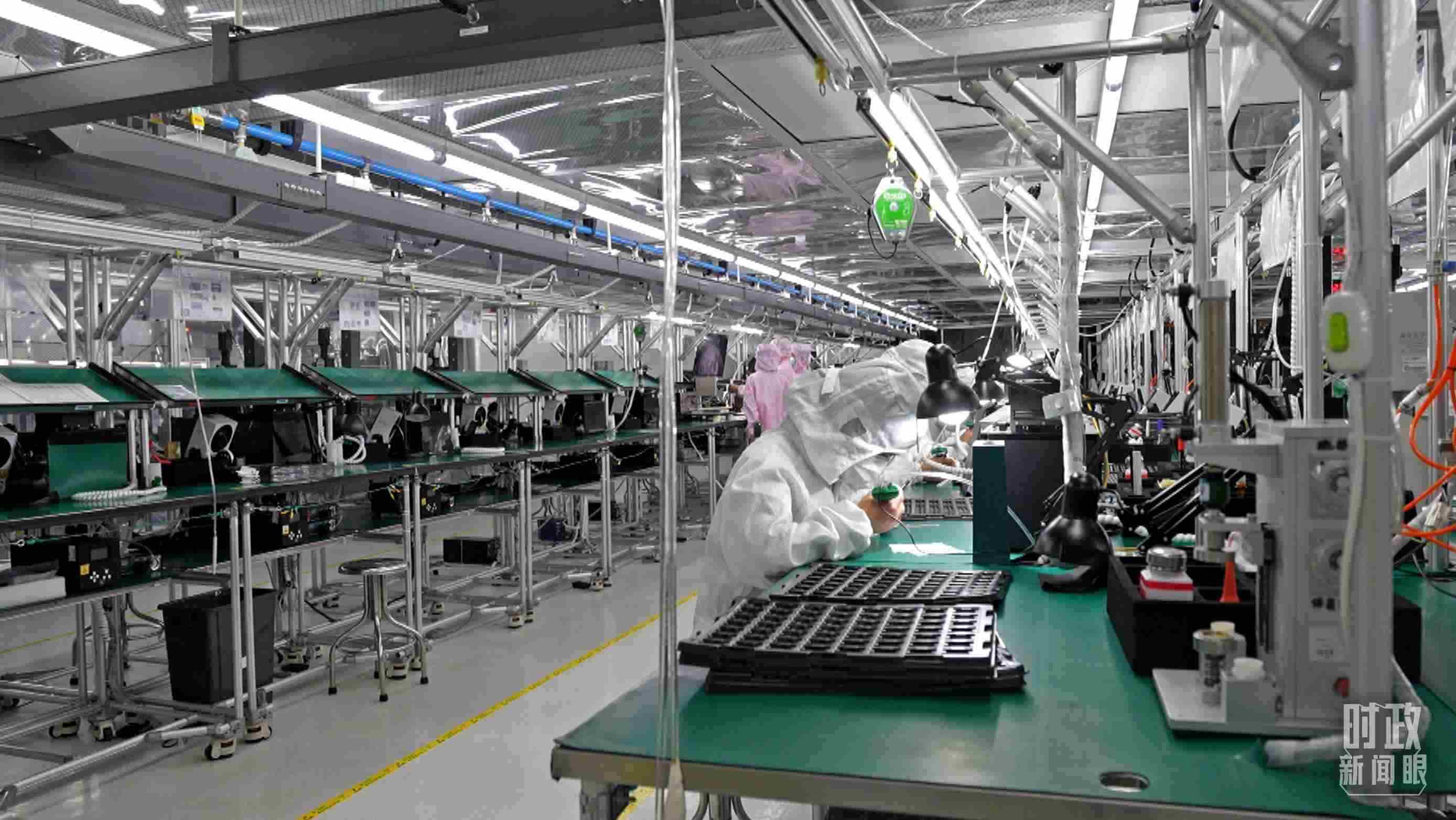 △四川省宜賓市極米光電有限公司的無塵車間光機組裝線。（總臺央視記者范學(xué)禹拍攝）