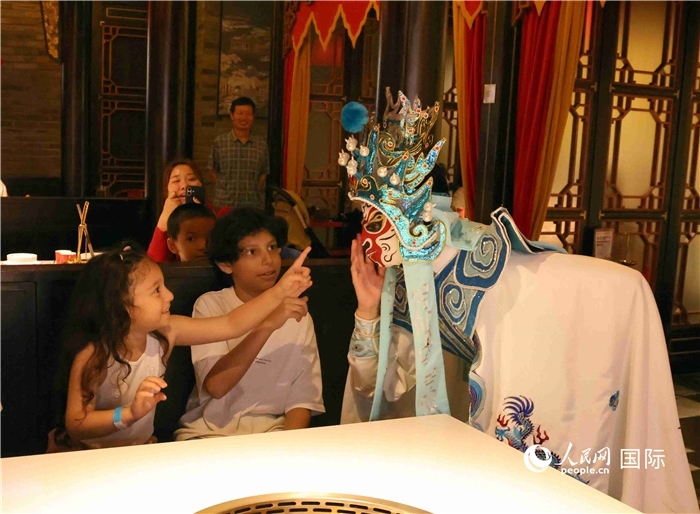 迪拜火鍋店里的川劇變臉表演。 人民網(wǎng)記者 管克江攝