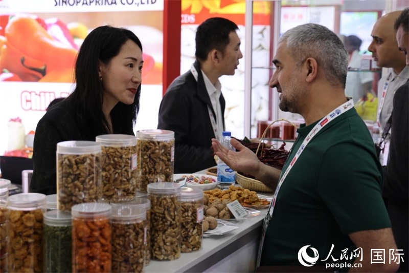 中外商家在第三十屆海灣食品展上交流。人民網(wǎng)記者 張志文攝