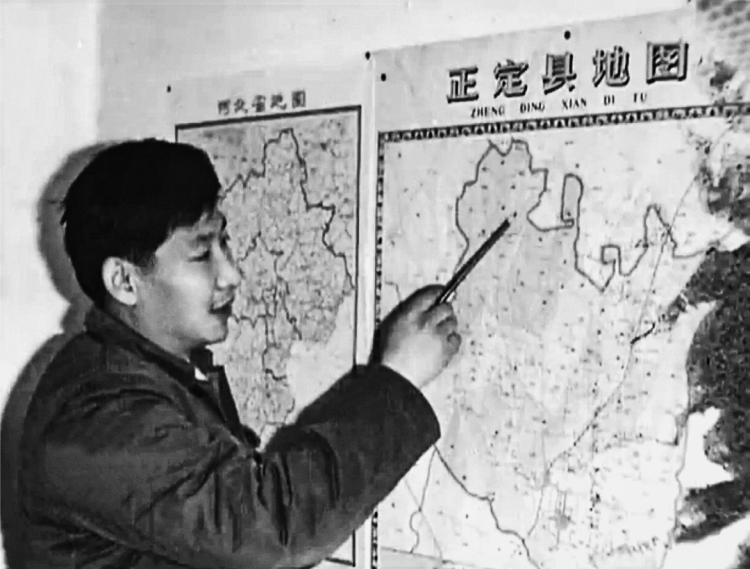 習近平在辦公室地圖前謀劃正定的發(fā)展。（圖源：《讓群眾過上好日子——習近平正定足跡》）