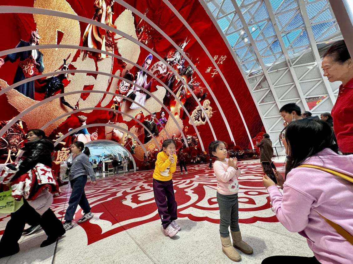 乙巳蛇年春節(jié)期間，影迷在《哪吒之魔童鬧?！肪薹笄芭恼沾蚩?。