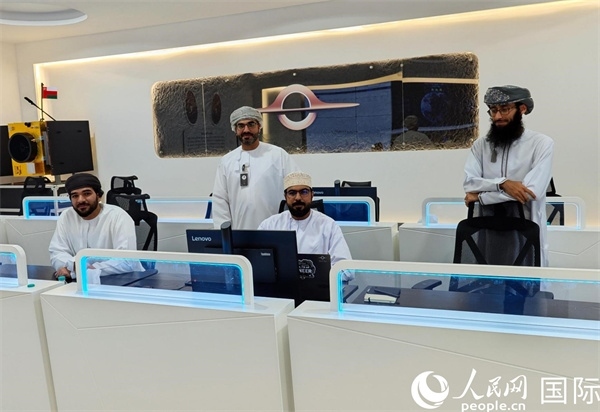 阿曼蘭斯航天公司員工在工作中。人民網(wǎng) 海瑟姆·穆扎恩攝