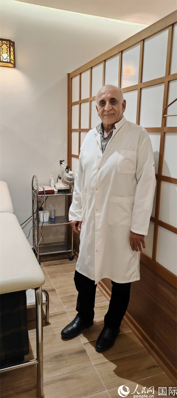 哈利勒在中醫(yī)診所。人民網(wǎng)記者 黃培昭攝