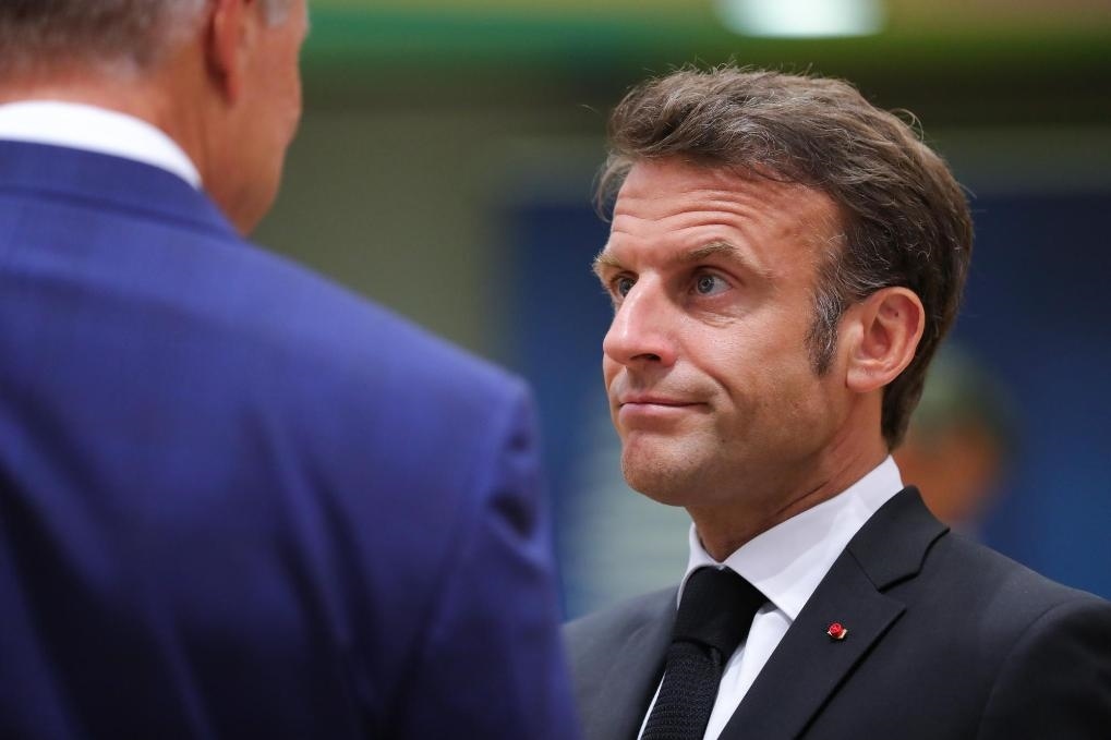 2023年6月29日，在比利時(shí)布魯塞爾，法國總統(tǒng)馬克龍（右）準(zhǔn)備出席歐盟峰會(huì)。新華社記者鄭煥松攝