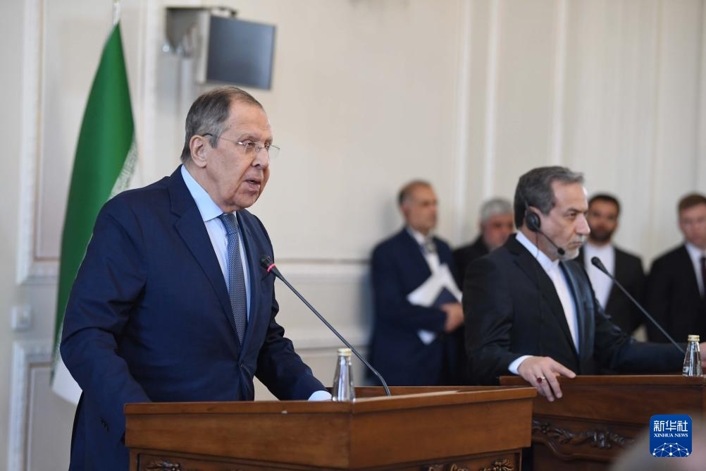 2月25日，在伊朗德黑蘭，俄羅斯外長拉夫羅夫（左）與伊朗外交部長阿拉格齊出席聯(lián)合新聞發(fā)布會。新華社記者 沙達提 攝