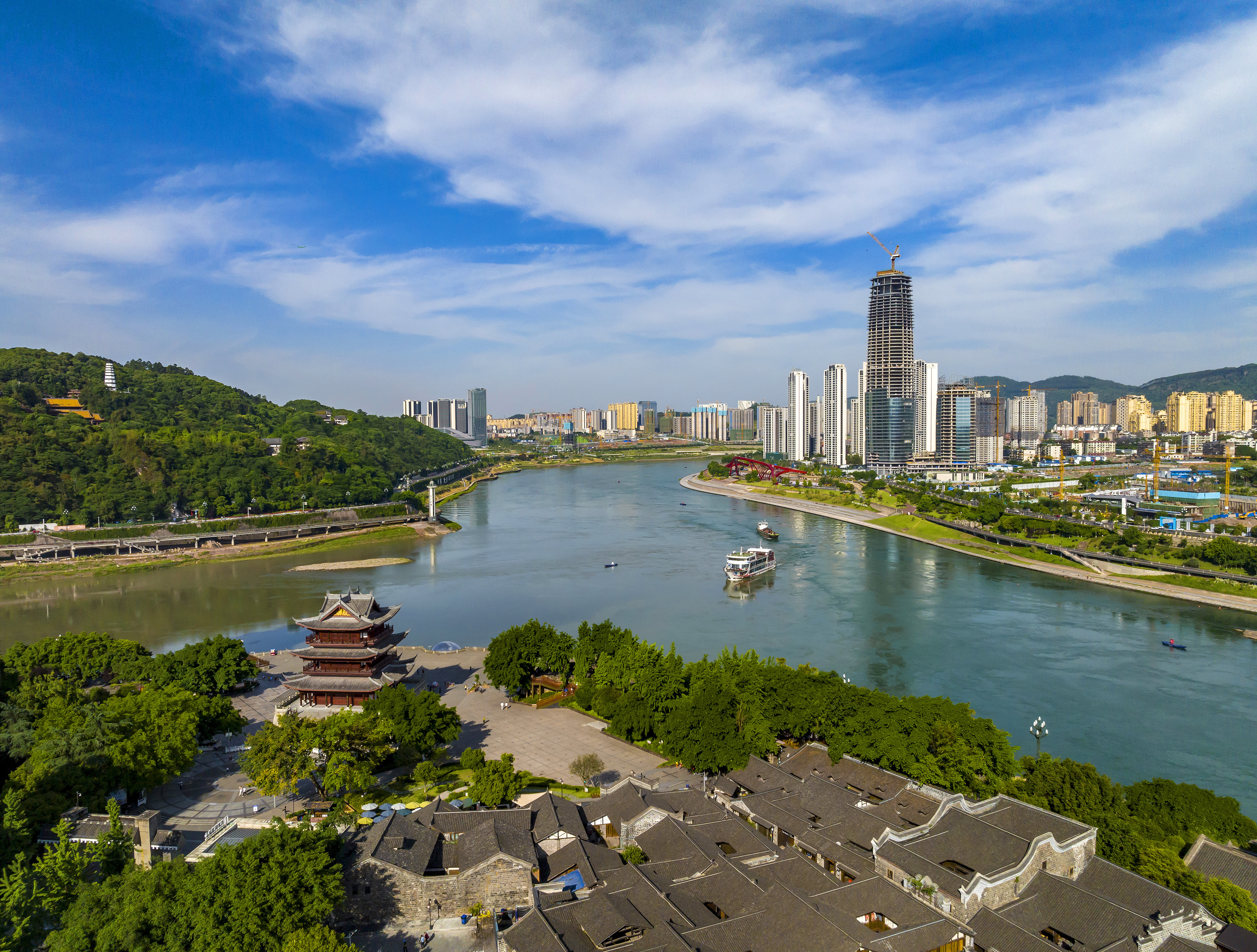 “長江首城”四川宜賓，經(jīng)過長江生態(tài)綜合治理后的三江交匯處風(fēng)光。
