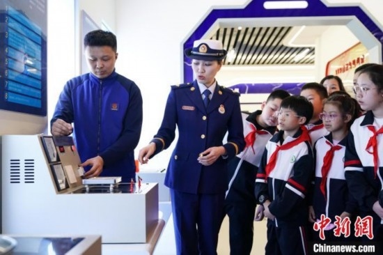 圖為學(xué)生們參觀道里區(qū)消防救援大隊(duì)消防科普體驗(yàn)館內(nèi)電器火災(zāi)演示實(shí)驗(yàn)臺(tái)。中新社記者 趙宇航 攝