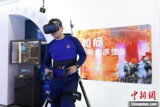 圖為消防員利用VR展示火災(zāi)如何逃生。中新社記者 趙宇航 攝
