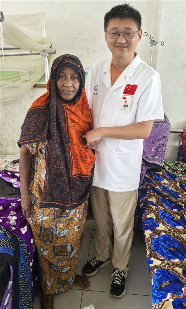 術(shù)后第二天患者即能站立。中國(guó)援桑醫(yī)療隊(duì)供圖