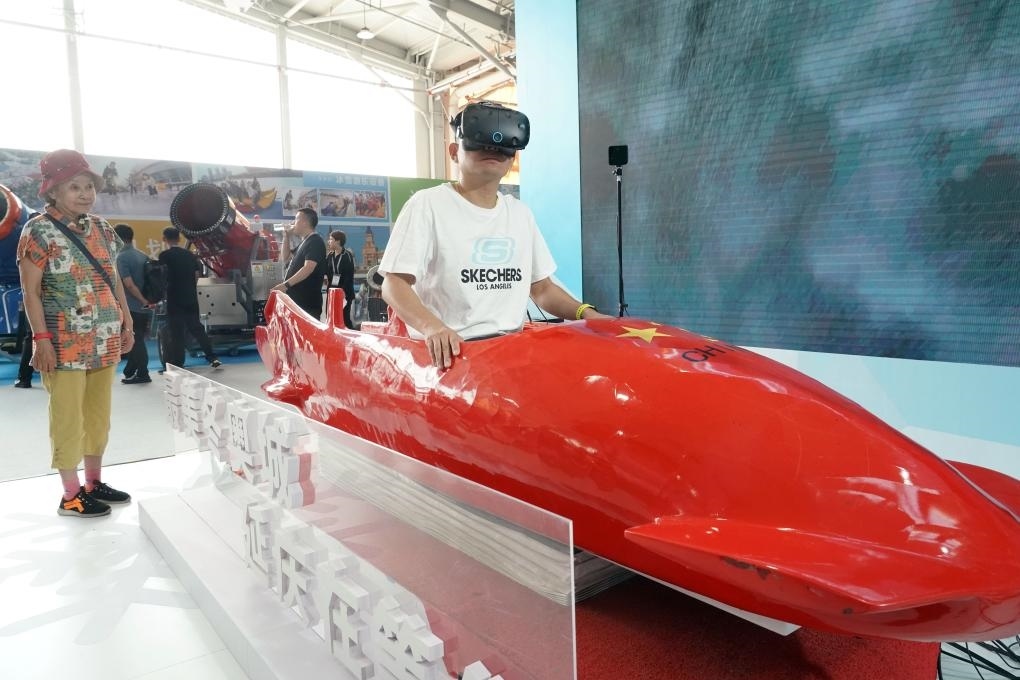 2023年9月15日，觀眾在2023國際冬季運(yùn)動(dòng)（北京）博覽會(huì)現(xiàn)場通過VR設(shè)備體驗(yàn)雪車。新華社記者 任超 攝