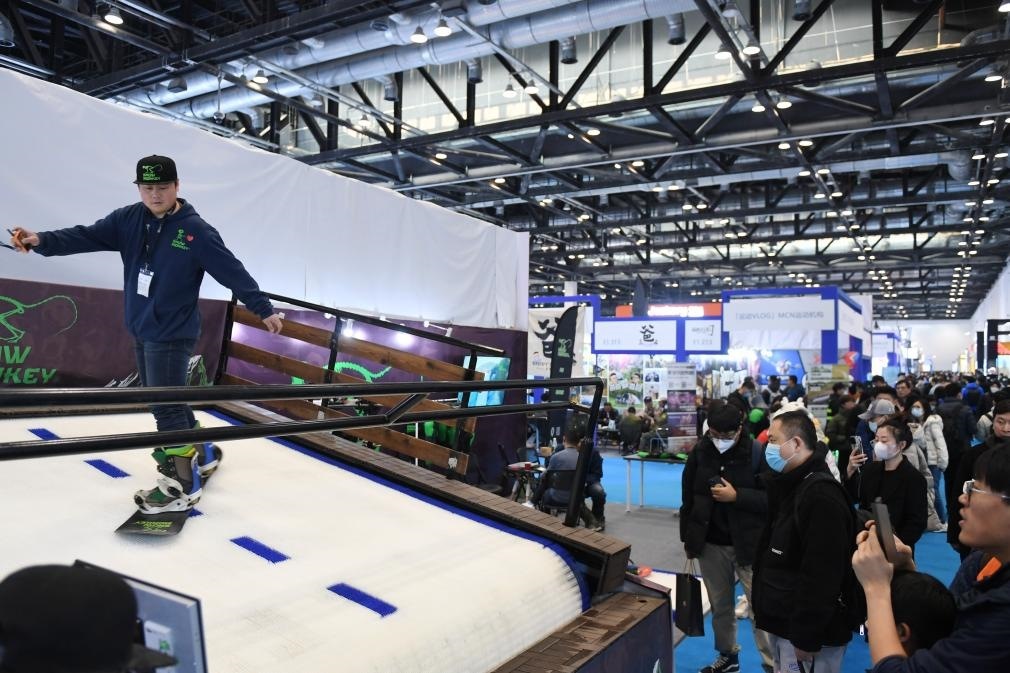 2023年2月11日，參觀者在展會(huì)上了解一款模擬滑雪設(shè)備。當(dāng)日，2023亞洲運(yùn)動(dòng)用品與時(shí)尚展在國家會(huì)議中心拉開帷幕。新華社記者 張晨霖 攝