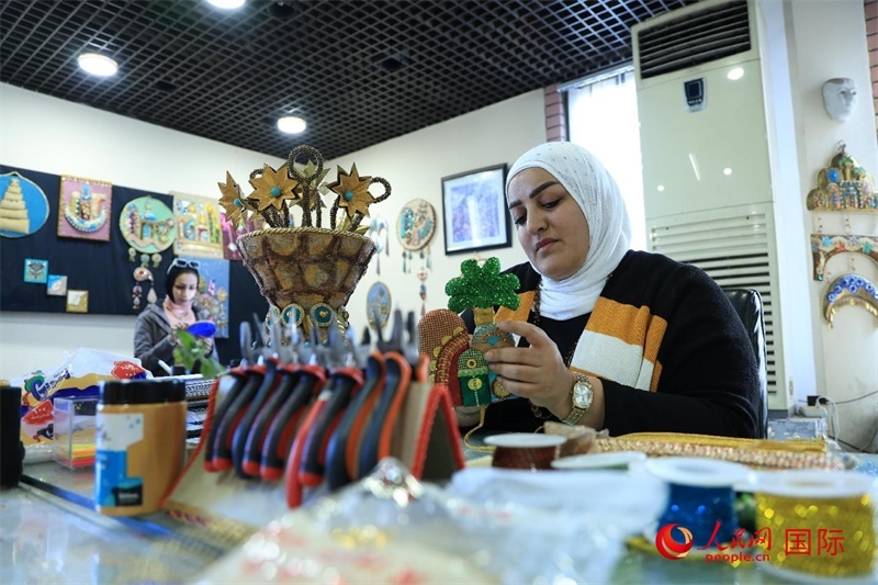 設(shè)計(jì)師娜達(dá)在制作巴比倫時(shí)期飾品。人民網(wǎng)伊納斯·易卜拉欣攝