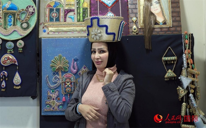 設(shè)計(jì)師展示亞述國王同款王冠。人民網(wǎng)伊納斯·易卜拉欣攝