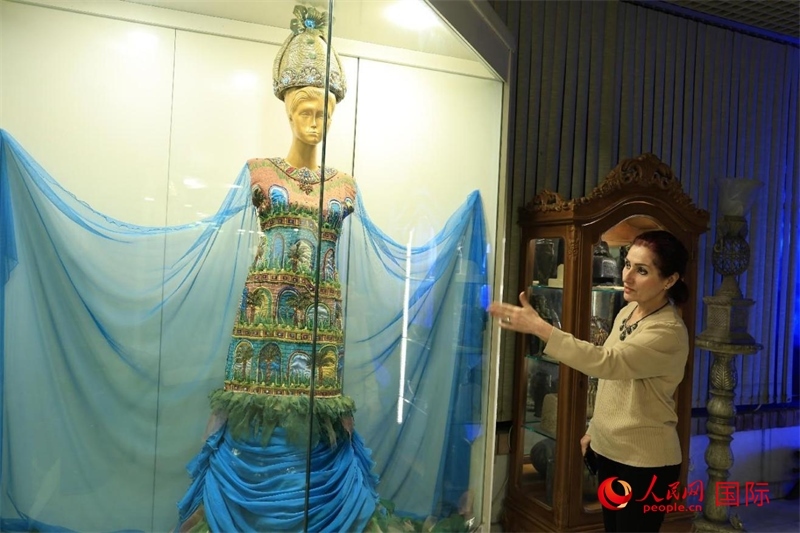 設(shè)計(jì)師展示服飾。人民網(wǎng)伊納斯·易卜拉欣攝