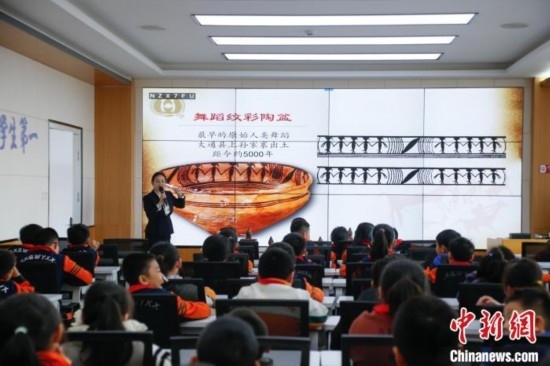 圖為學生在“國寶音樂會”社教課中了解舞蹈紋彩陶盆。中新社記者 馬銘言 攝
