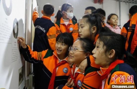 圖為學生參觀青海省博物館“1+3”主題流動展覽，了解在青海喇家遺址出土的齊家文化 · 玉三璜聯(lián)璧。中新社記者 馬銘言 攝