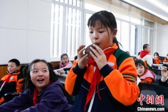 圖為學生在“國寶音樂會”社教課中體驗吹陶塤。中新社記者 馬銘言 攝