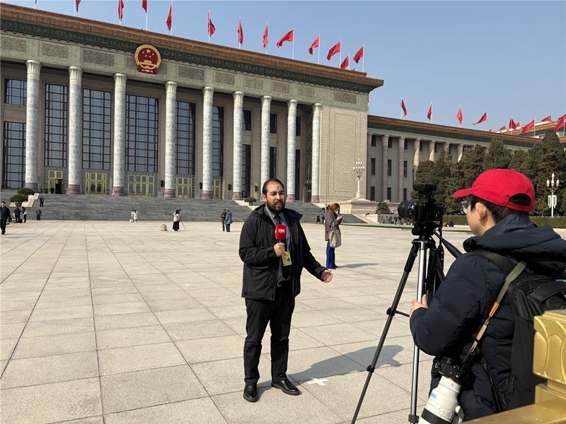巴西勞動者電視臺駐華記者毛路在采訪中國兩會（受訪者供圖）