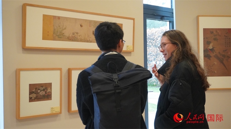 劍橋大學學者參觀宋畫特展。人民網(wǎng) 徐量攝