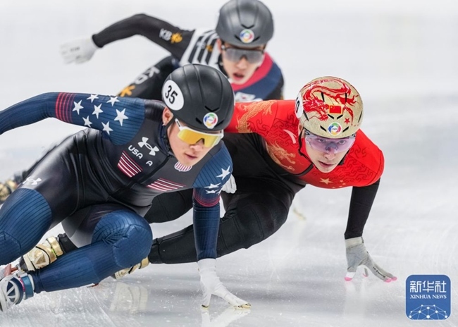 中國隊選手劉少昂（右）在比賽中。新華社記者 孫非 攝