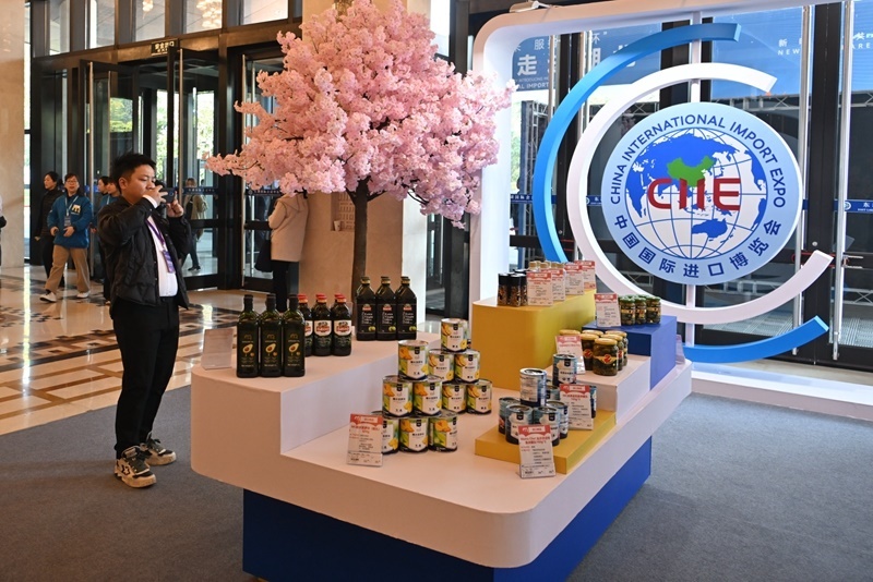 參會嘉賓在“進(jìn)博會走進(jìn)湖北”活動主題推介會展區(qū)拍攝。人民網(wǎng)記者 翁奇羽攝