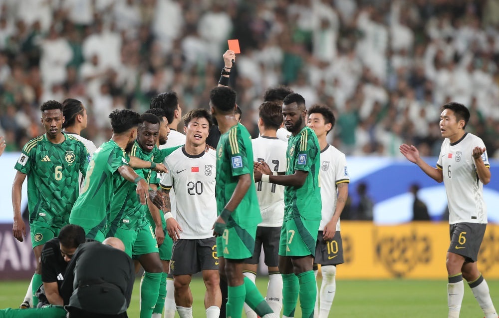 3月20日，主裁判向中國隊球員林良銘出示紅牌。新華社記者 王東震 攝