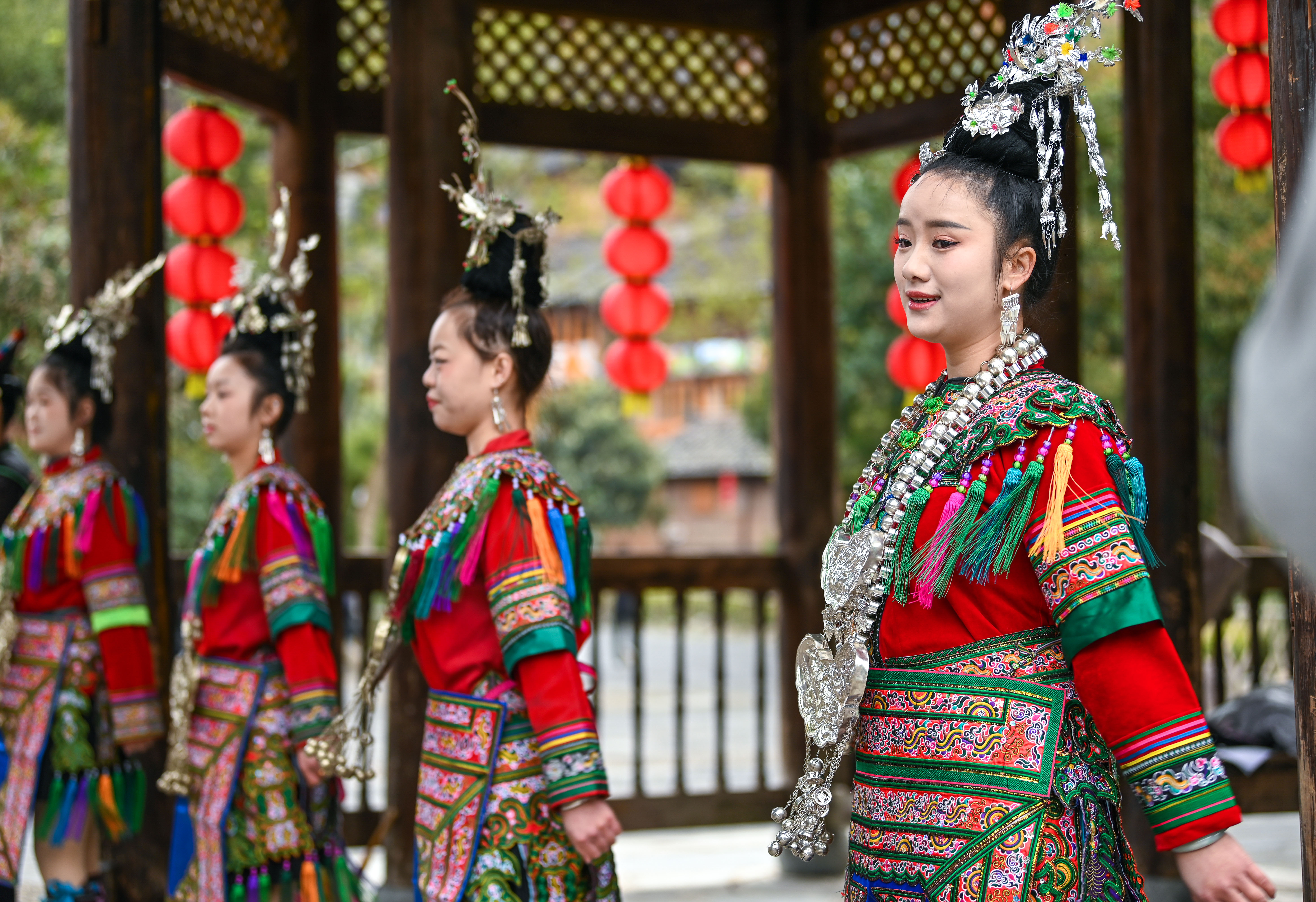  2025年3月18日，侗族群眾在貴州省黎平縣肇興侗寨給游客演唱侗族大歌。