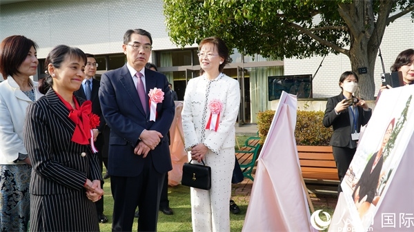 共同觀看女性成就圖片展。人民網(wǎng) 蔣曉辰攝