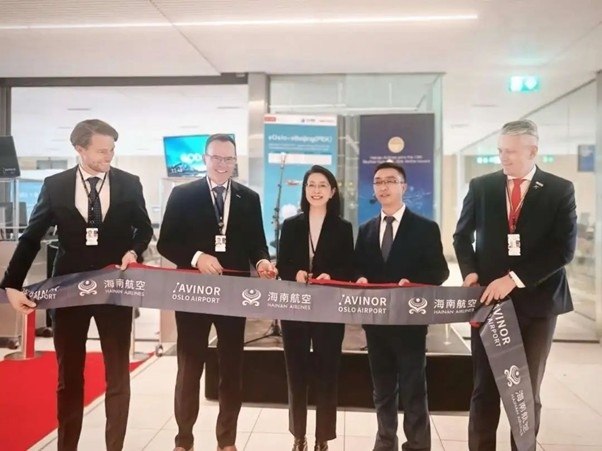 中國駐挪威大使侯悅（中）出席海航奧斯陸—北京直航開航儀式。中國駐挪威大使館供圖
