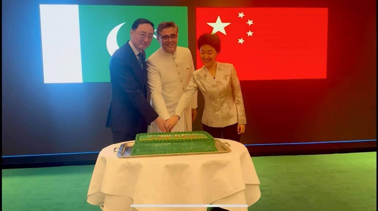 外交部副部長孫衛(wèi)東（左）、巴基斯坦駐華大使卡里爾·哈什米（中）、中聯(lián)部副部長孫海燕（右）共切蛋糕。巴基斯坦駐華大使館供圖
