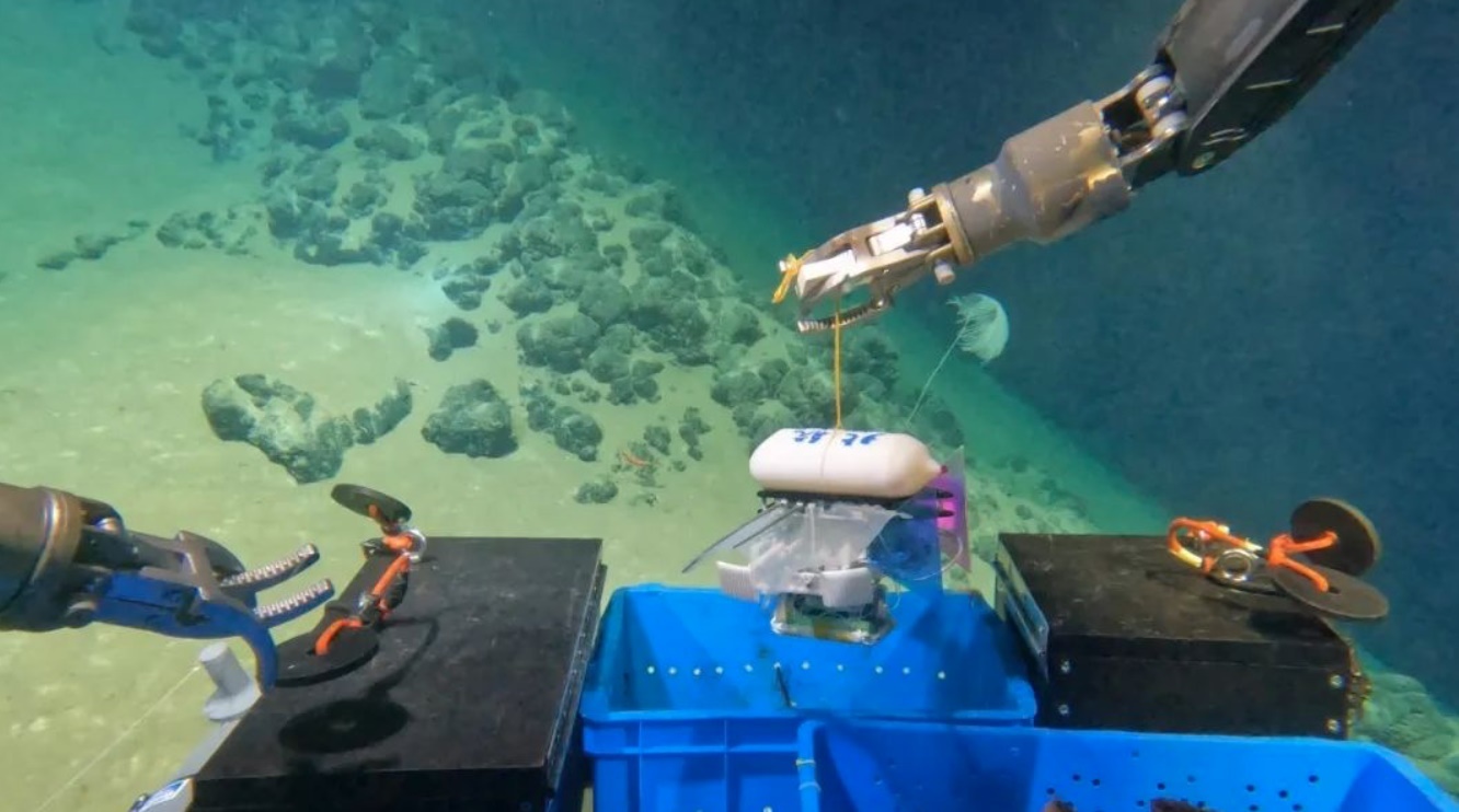 北航深海小型機(jī)器人在深海測(cè)試。校方供圖