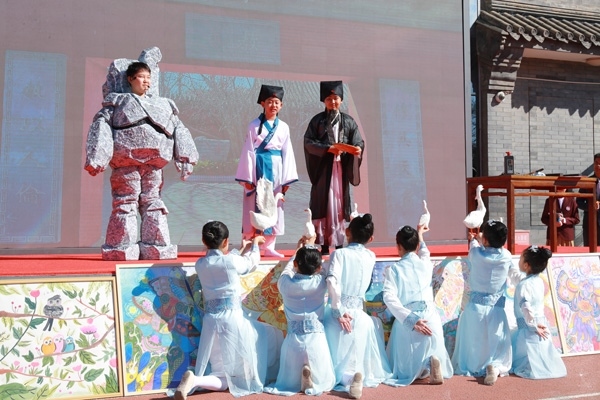 展覽開幕式上，府學(xué)學(xué)子上演情景劇《鵝池》。府學(xué)胡同小學(xué)供圖