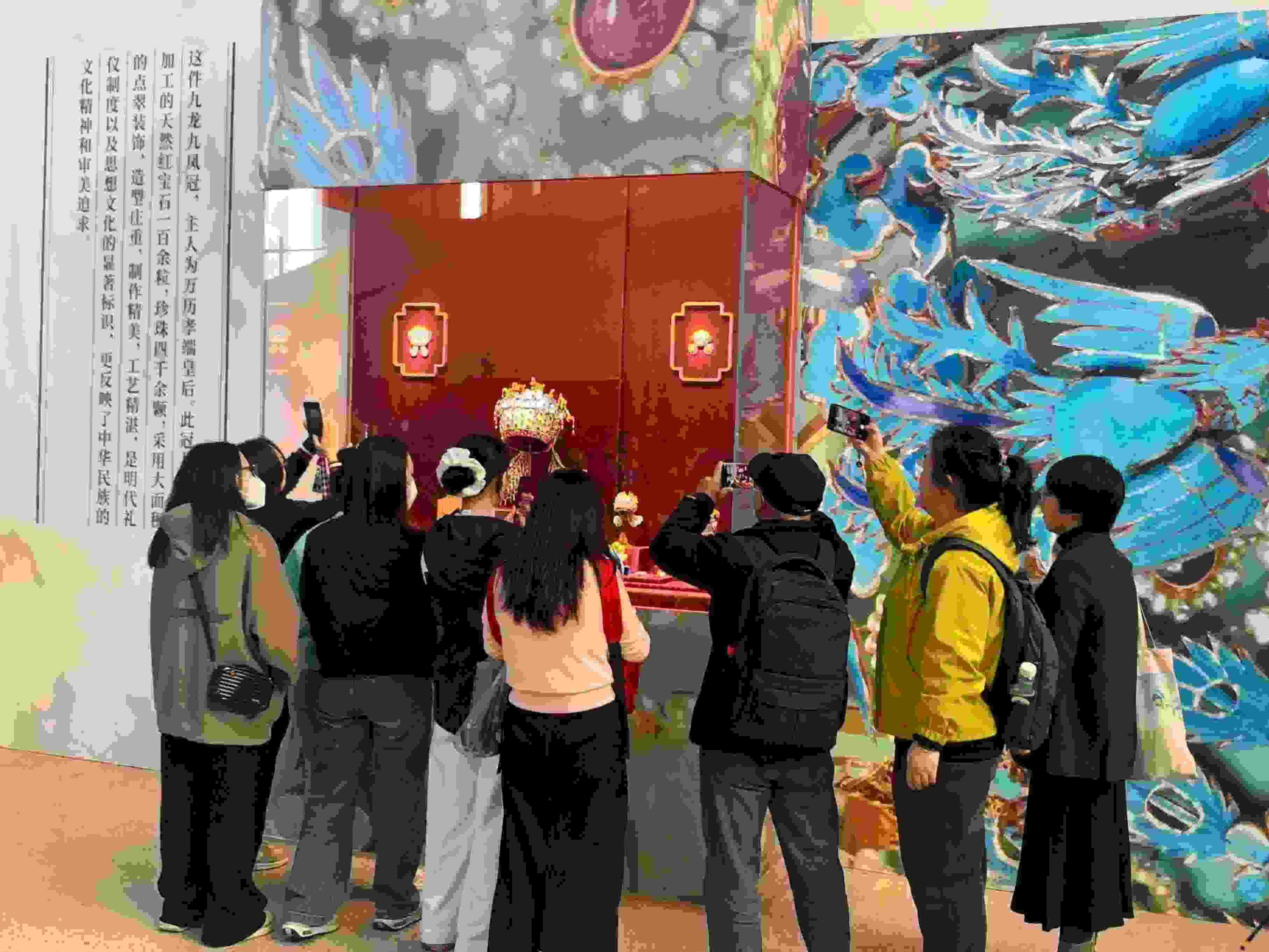 觀眾參觀國博鳳冠系列文創(chuàng)產(chǎn)品。人民網(wǎng)記者 劉穎穎攝