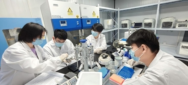 “個體基因解密實(shí)驗(yàn)”預(yù)實(shí)驗(yàn)課堂。東華大學(xué)供圖