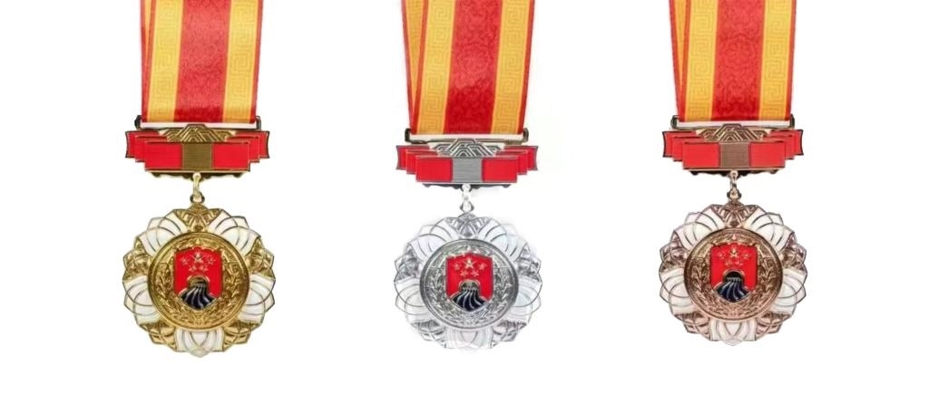 圖為戍守邊疆金質、銀質、銅質紀念章。（國家移民管理局供圖）