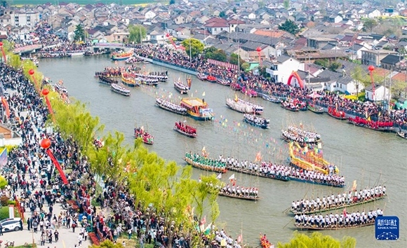 4月4日，選手在參加茅山會船盛會（無人機照片）。?新華社發(fā)（周社根 攝）