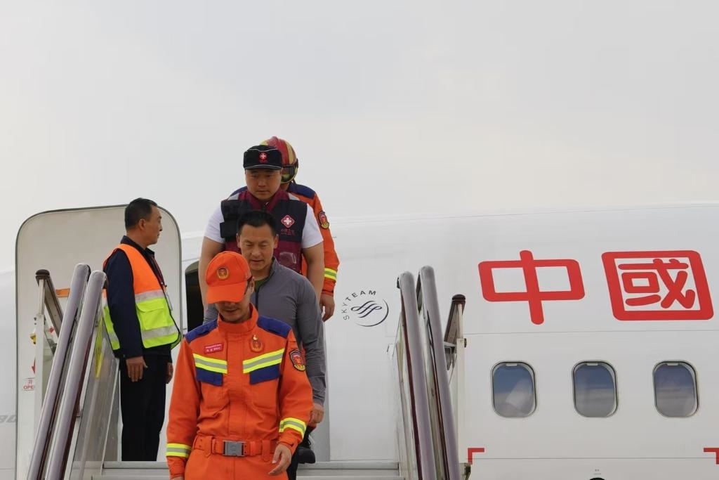 4月6日，在云南省昆明長水機(jī)場，中國云南救援醫(yī)療隊抵達(dá)昆明。新華社記者 高詠薇 攝