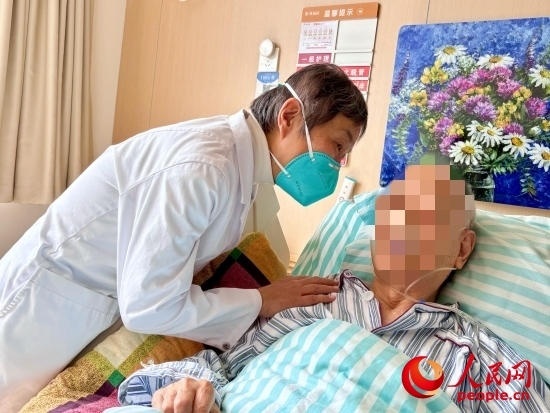 秦苑查房時(shí)詢問(wèn)患者情況。人民網(wǎng) 陳葉欣攝